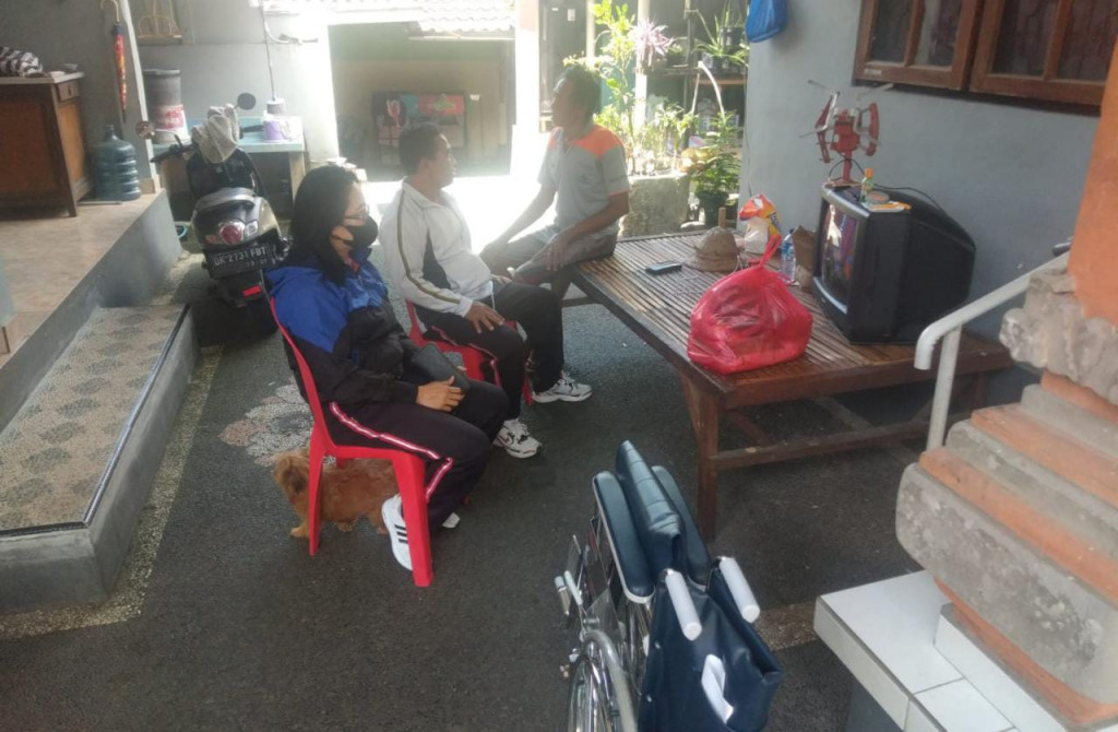 Penyerahan Bantuan Kursi Roda bagi Penyandang Disabilitas di Desa Dalung